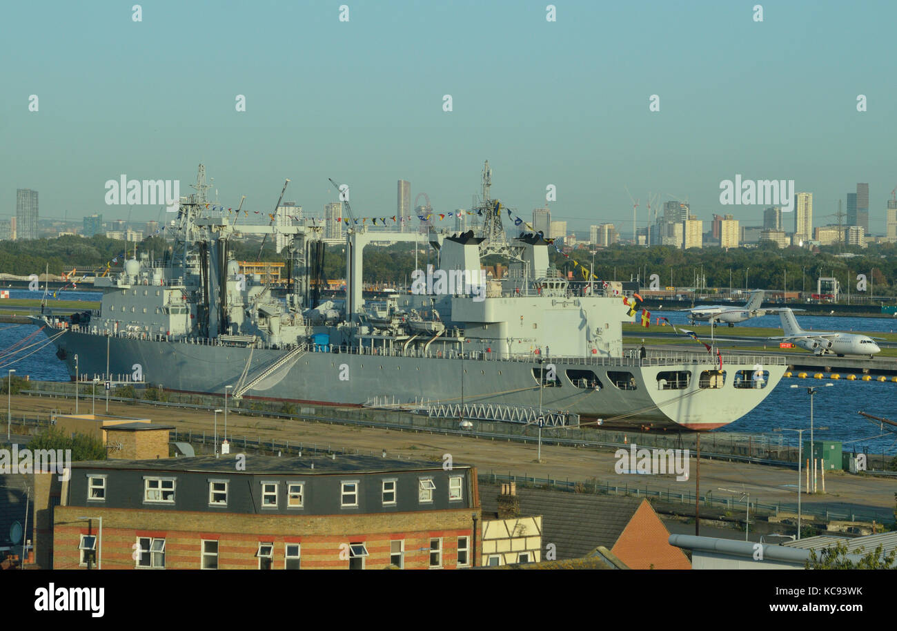 Navire de ravitaillement de la Marine chinoise AOR 966 Gaoyouhu PLAN amarrés dans le King George V Dock in London's Royal Docks pendant un appel de port Banque D'Images