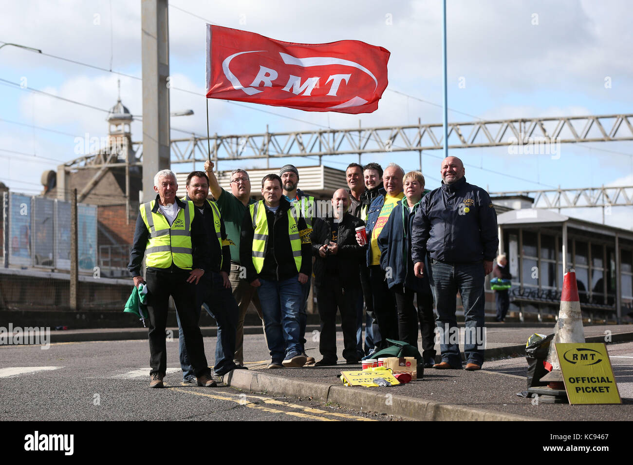 Les membres de l'Union européenne de l'équipe sur la ligne de piquetage comme ils l'étape une grève de 24 heures à la gare de Colchester, en tant que travailleurs, dans le sud, merseyrail rail arriva au nord et une plus grande anglia sont les différends sur le rôle de la Garde côtière canadienne. Banque D'Images