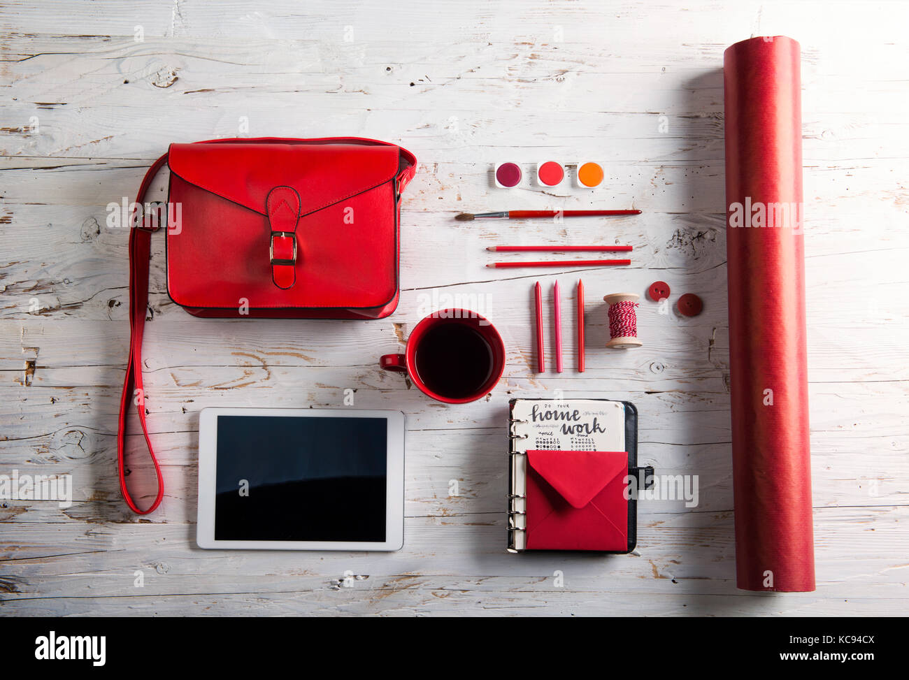 Bureau avec tablette et de fournitures scolaires. studio shot on white background. Banque D'Images