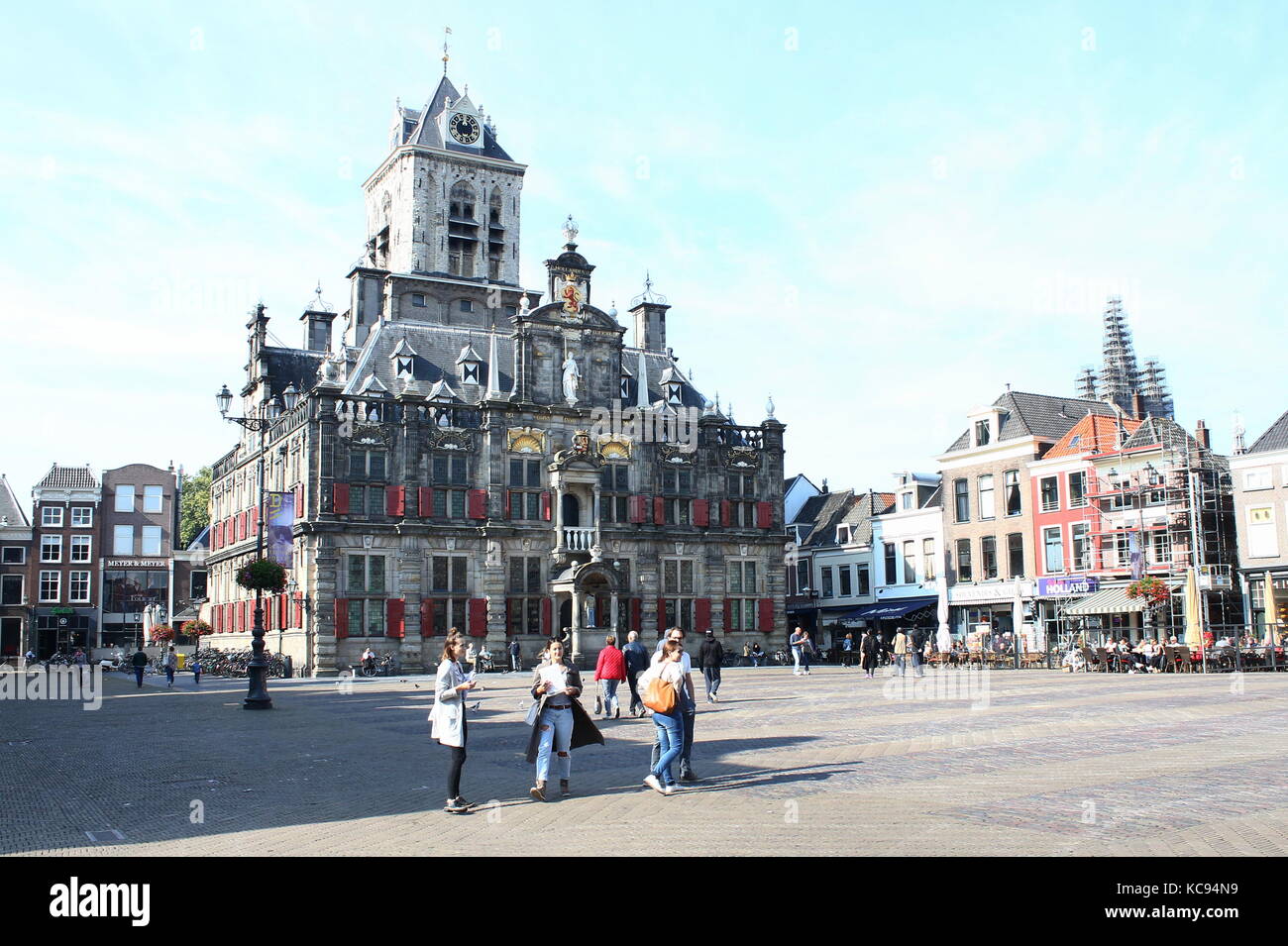 Les jeunes filles d'en face de style Renaissance du 17ème siècle l'hôtel de ville (Stadhuis) sur le Markt à Delft, Pays-Bas Banque D'Images