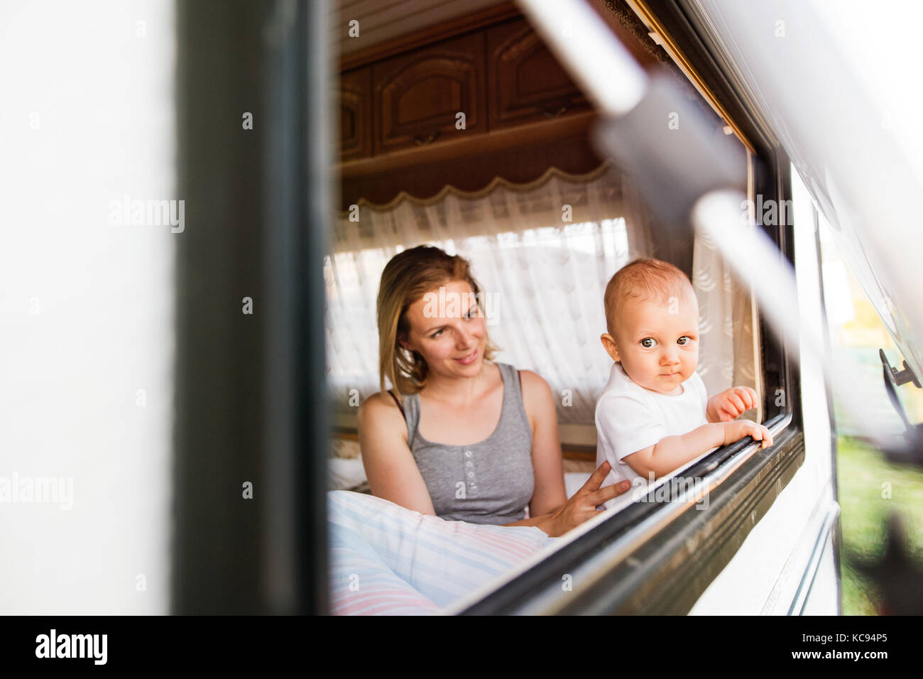 Belle Jeune Mere Et Son Bebe Dans Un Camping Car Un Jour D Ete Photo Stock Alamy Belle Jeune Mere Et Son Bebe Dans Un Camping Car Un Jour D Ete Photo Stock Alamy