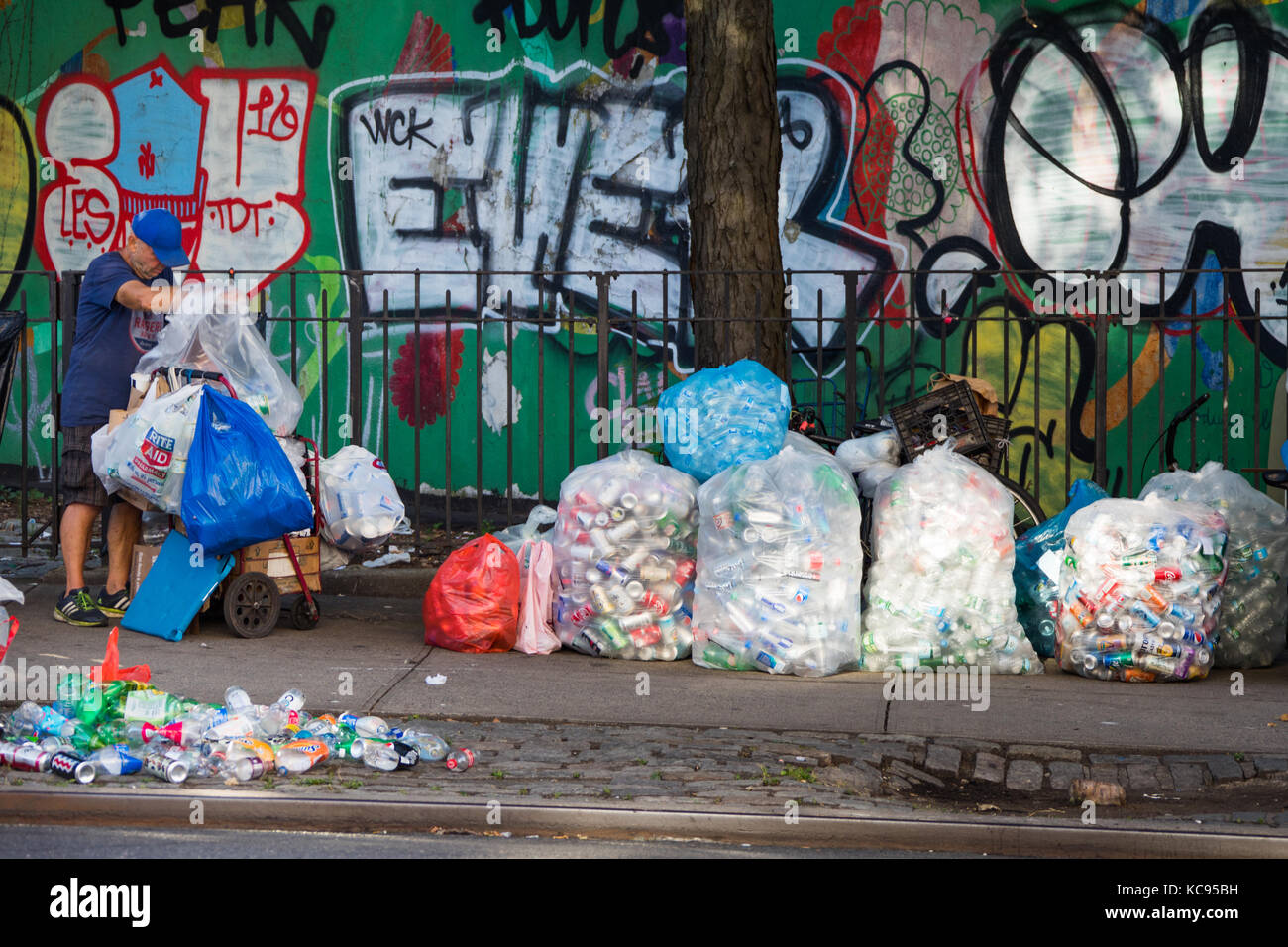 La collecte des ramasseurs de matériaux recyclés, Chinatown, New York City, USA Banque D'Images