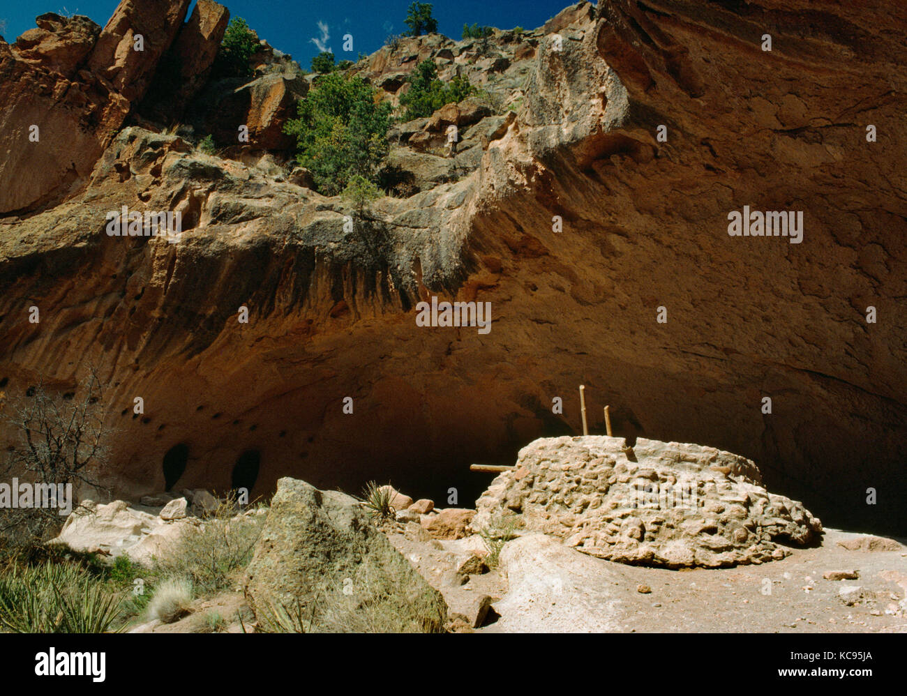 Bandelier National Monument, New Mexico, USA : Grotte de cérémonie dans les falaises de Frijoles Canyon, utilisé par les Indiens Anasazi qui vivait dans le canyon jusqu'à AD c1550 Banque D'Images