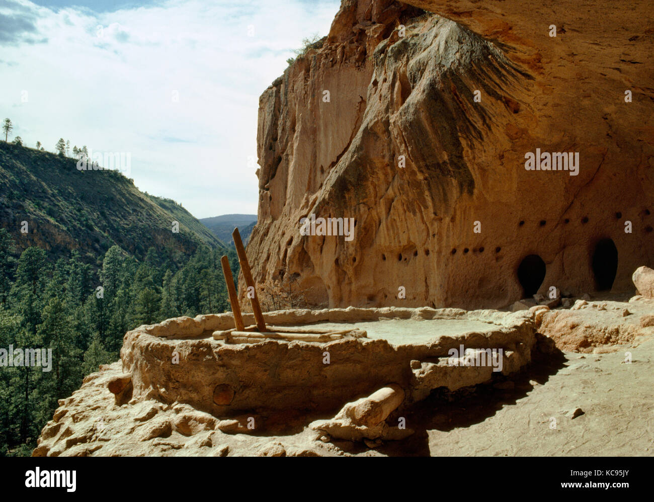 Bandelier National Park, New Mexico, USA : reconstitution kiva (métro) Chambre de Cérémonie Cérémonie en cave dans les falaises de Frijoles Canyon, à l'utilisation Banque D'Images