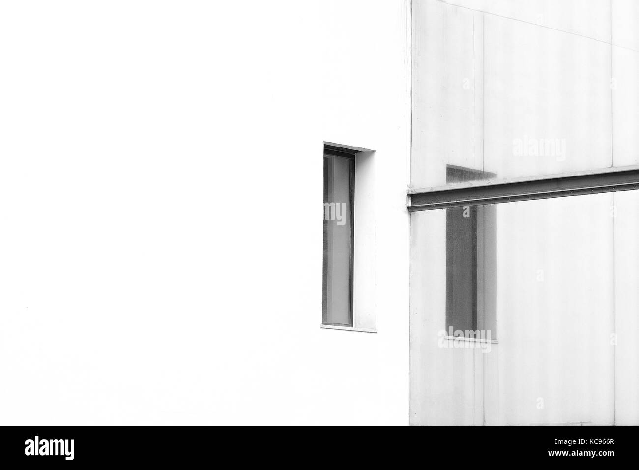 Extérieur de l'immeuble. façade blanche avec copie vide de l'espace pour l'éditeur de texte. Banque D'Images
