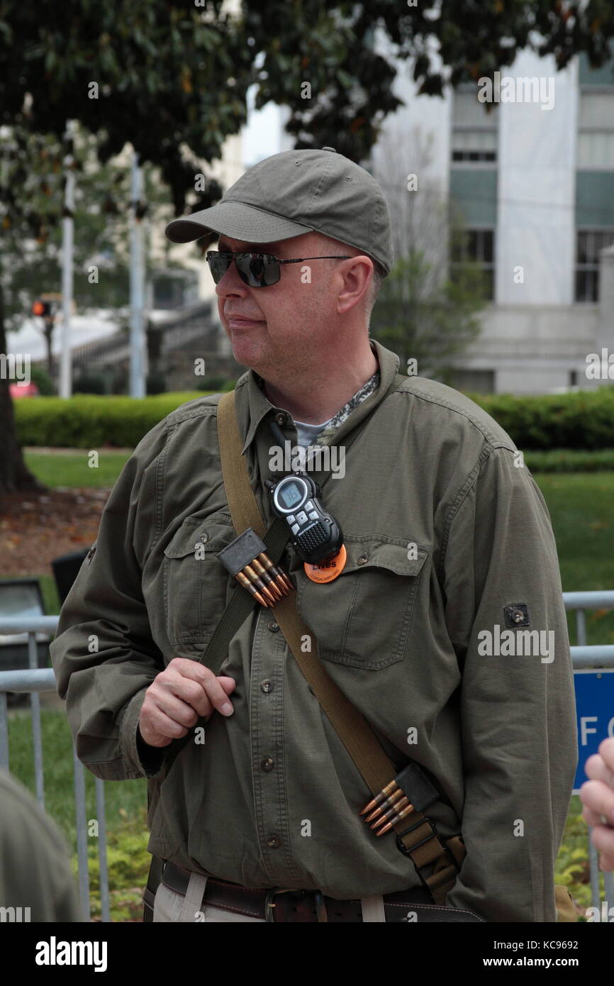 Atlanta, Géorgie, 23 avril 2011, Un manifestant portant des treillis militaires et une ceinture de munitions avec des clips lors de la manifestation du 2e amendement au Capitole de l'État de Géorgie Banque D'Images