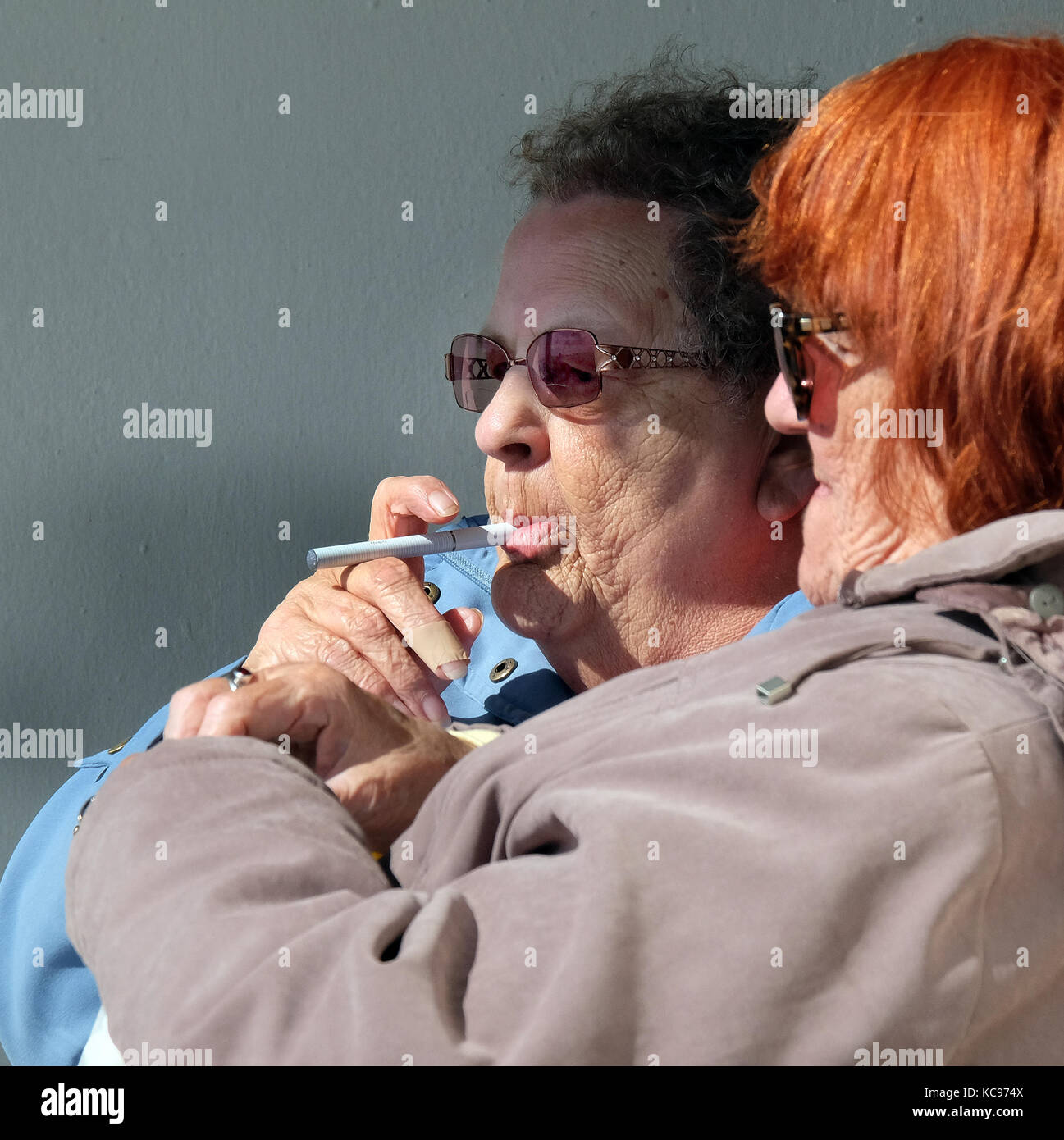 Femme plus âgée fumeurs de cigarettes de tabac classique. Banque D'Images