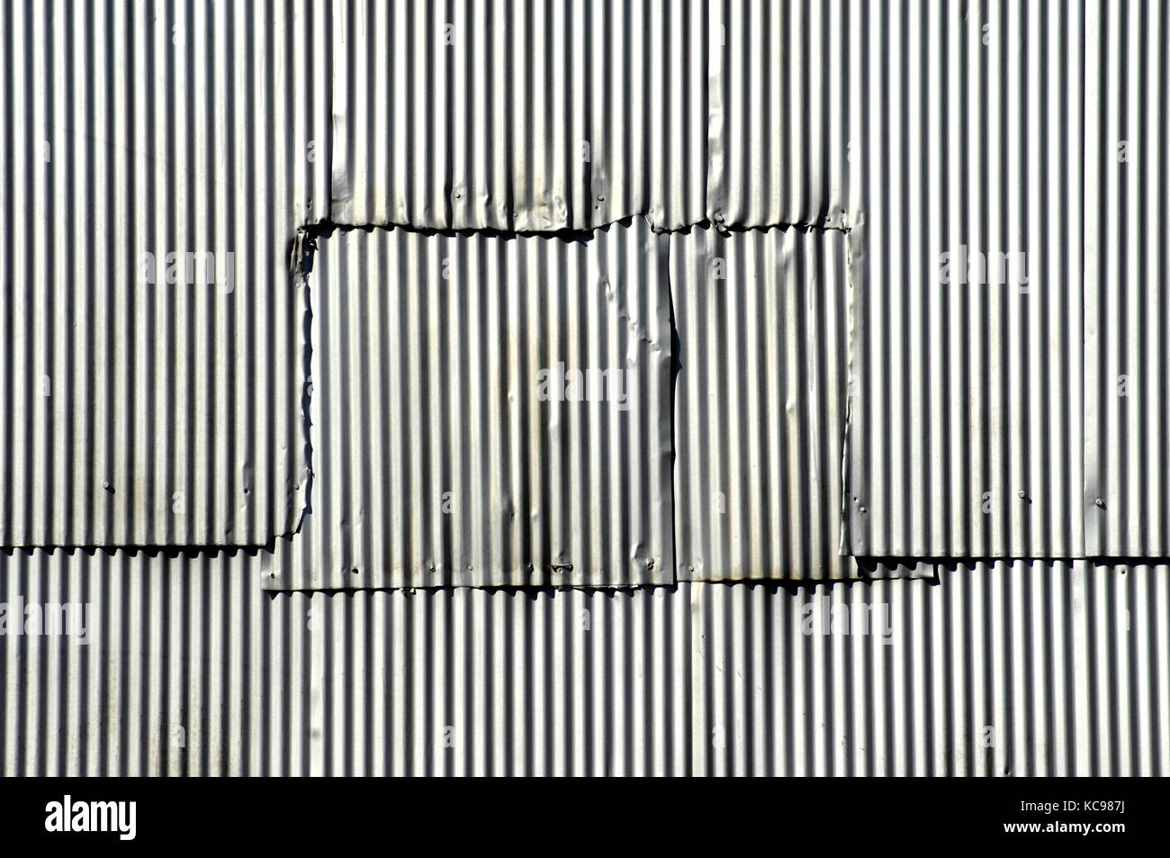 Image de fond en forme de rectangle montre patch sur une tôle ondulée bâtiment. nails patch tenir en place. Banque D'Images