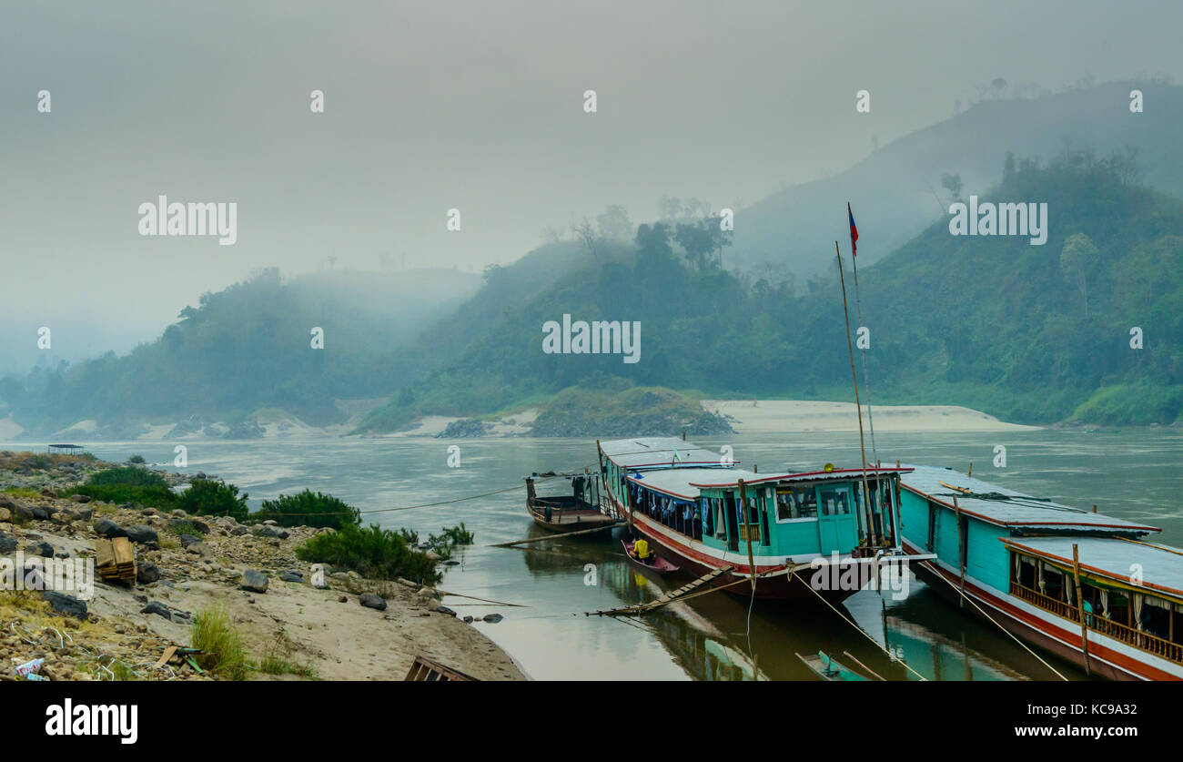 Slow Boat amarré sur la rive du Mékong - Tôt le matin, les lettres d'Asie, Banque D'Images