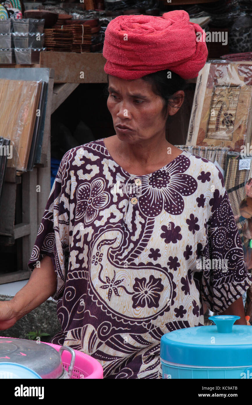 BALI, INDONÉSIE, 10 AOÛT 2014 : une femme non identifiée sur le marché de Bedugul.Bedugul est un lac de montagne station à Bali à une altitude d'environ Banque D'Images