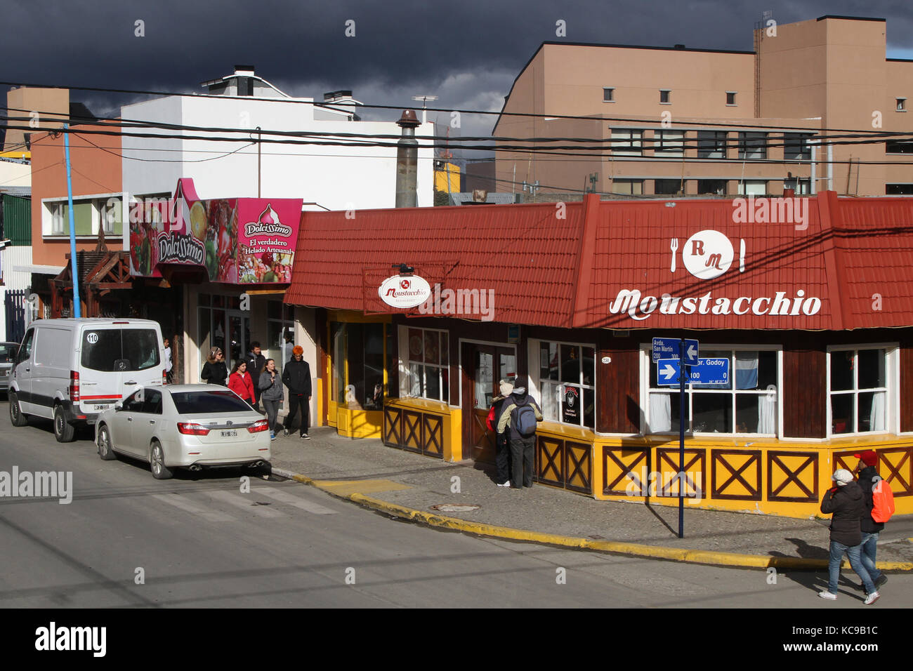 USHUAIA - 2 JANVIER 2014 : rue principale d'Ushuaia.Ushuaia est décrite comme la ville la plus méridionale du monde par le Secrétariat du Tourisme d'argent Banque D'Images