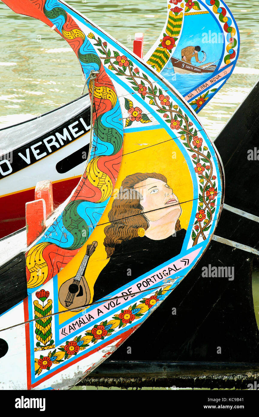Un bateau traditionnel (moliceiro) avec les peintures typiques. Aveiro, Portugal Banque D'Images
