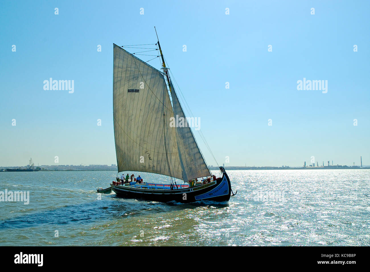 Bateau traditionnel dans le Tage. Portugal Banque D'Images