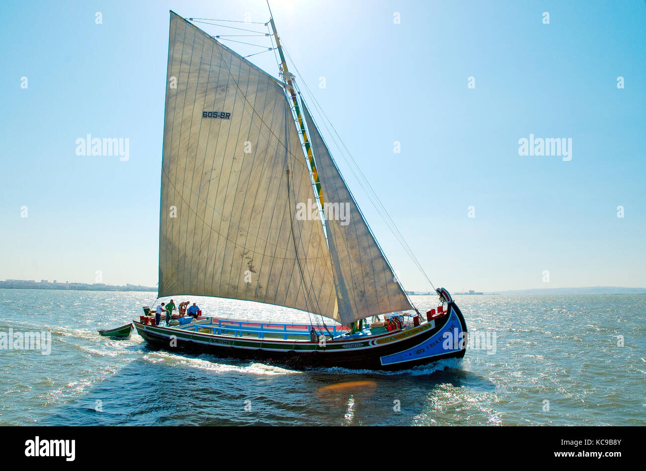 Bateau traditionnel dans le Tage. Portugal Banque D'Images