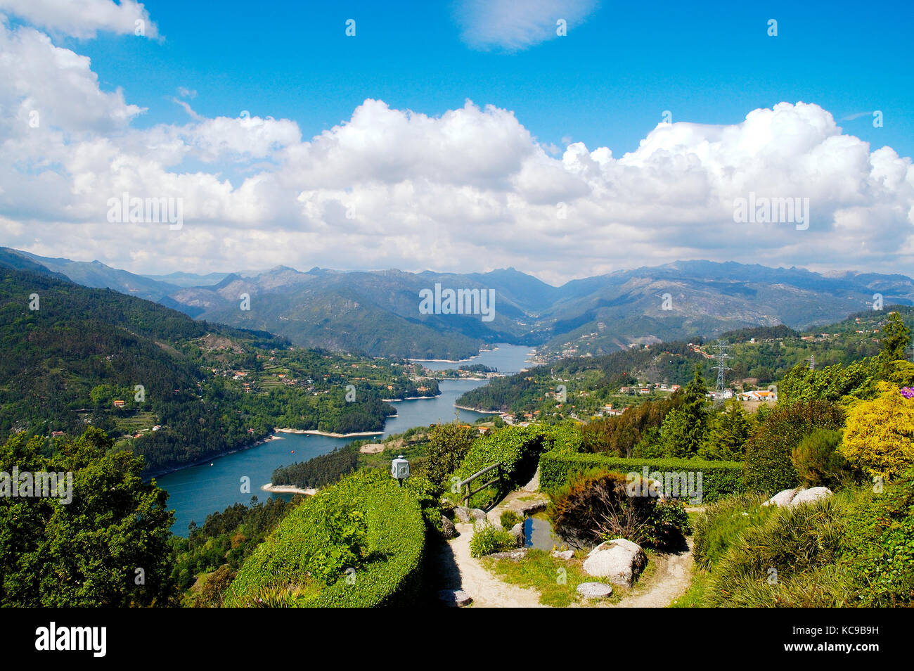 Barrage de Caniçada dans le parc national de Peneda Gerês. Portugal Banque D'Images