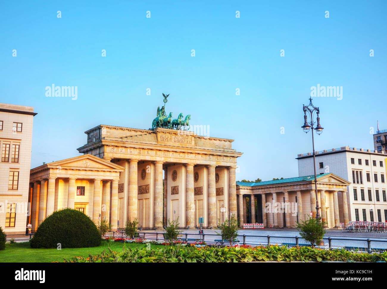 Porte de Brandebourg (Brandenburger Tor) à Berlin, Allemagne, au lever du soleil Banque D'Images