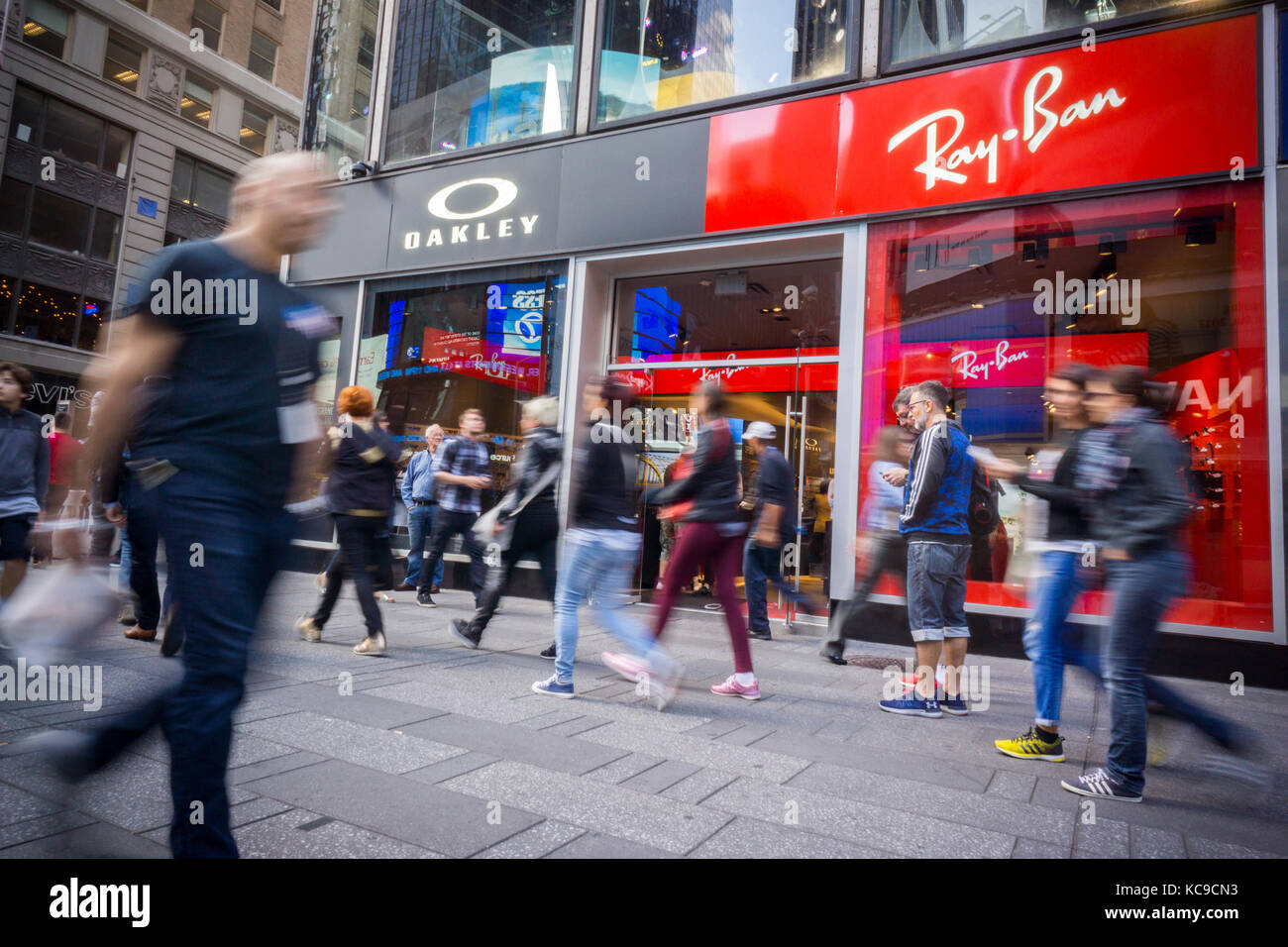 Marques luxottica et oakley ray-ban partager un store à Times Square à New  York, le vendredi 29 septembre 2017. l'Union européenne réglementation  antitrust examinent le projet de fusion entre lunettes et lentilles