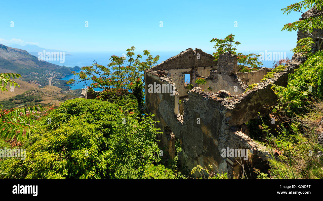Les ruines de la colonie originale de maratea sur un escarpement rocheux juste en dessous de la statue du Christ Rédempteur sur la montagne San Biagio, mer tyrrhénienne Banque D'Images