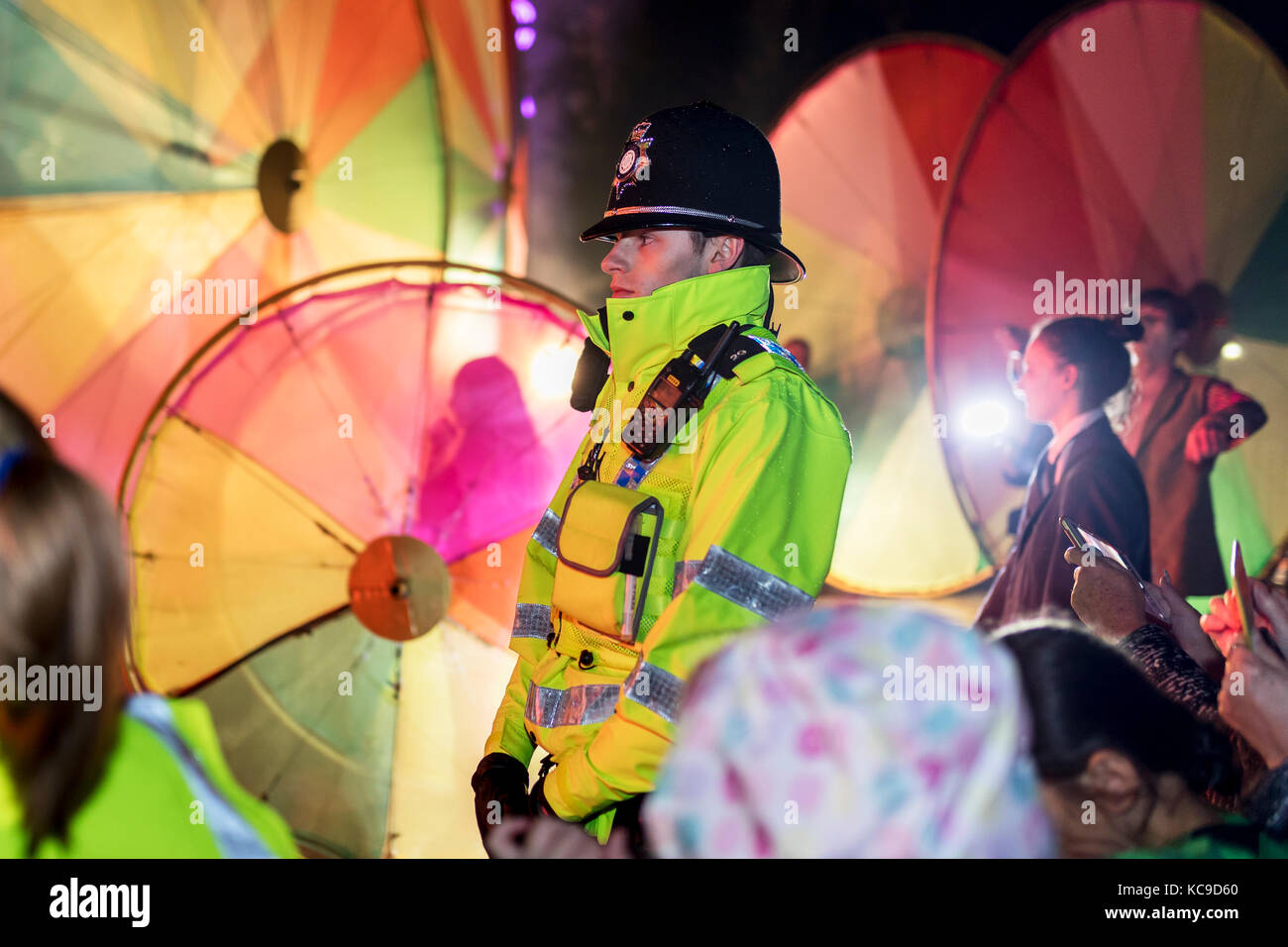Agent de police fournit la sécurité lors d'un festival dans la région de Doncaster, Yorkshire, Angleterre, Royaume-Uni Banque D'Images