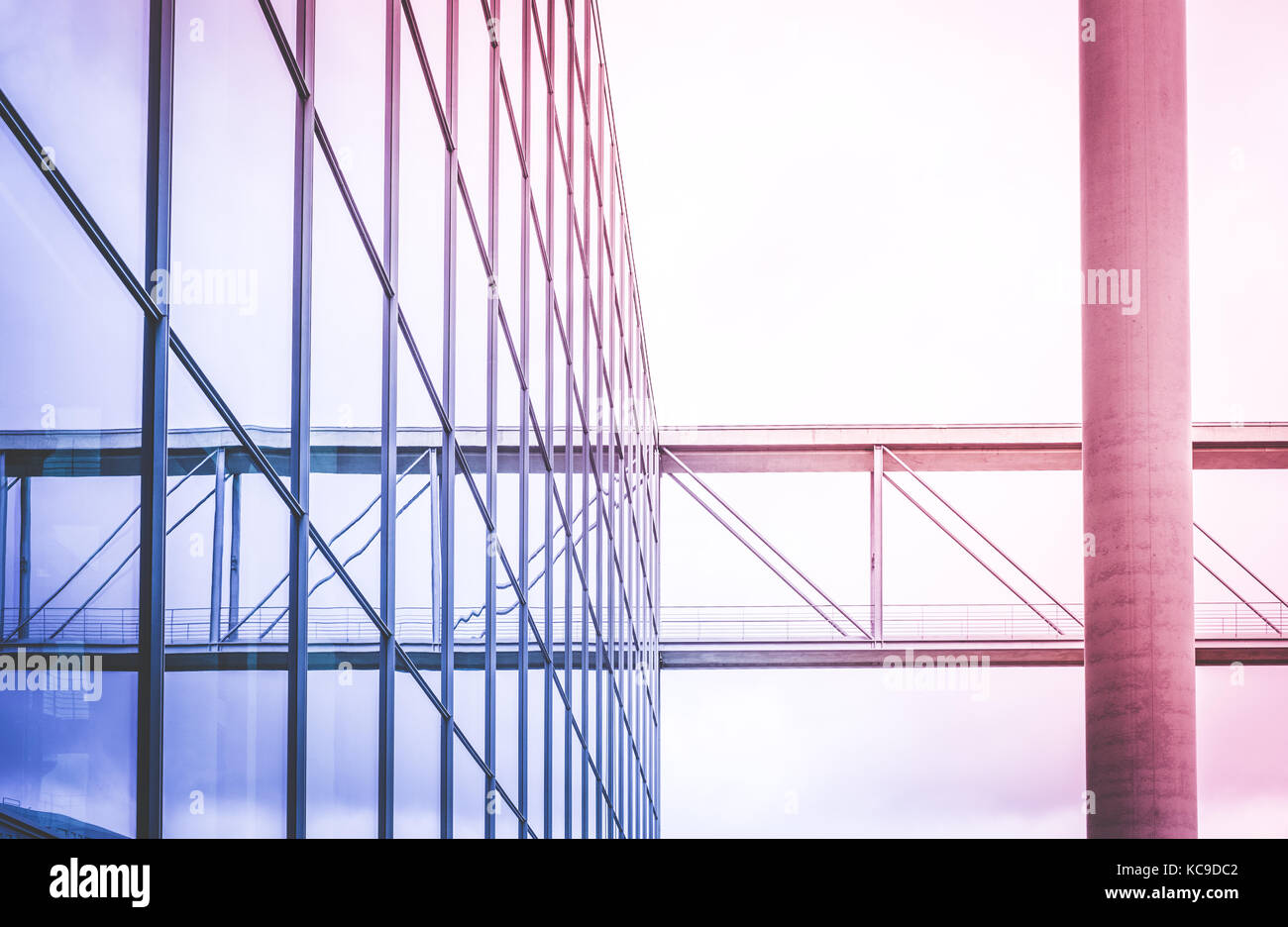 Une façade en verre moderne bureau - extérieur du bâtiment - architecture abstraite Banque D'Images