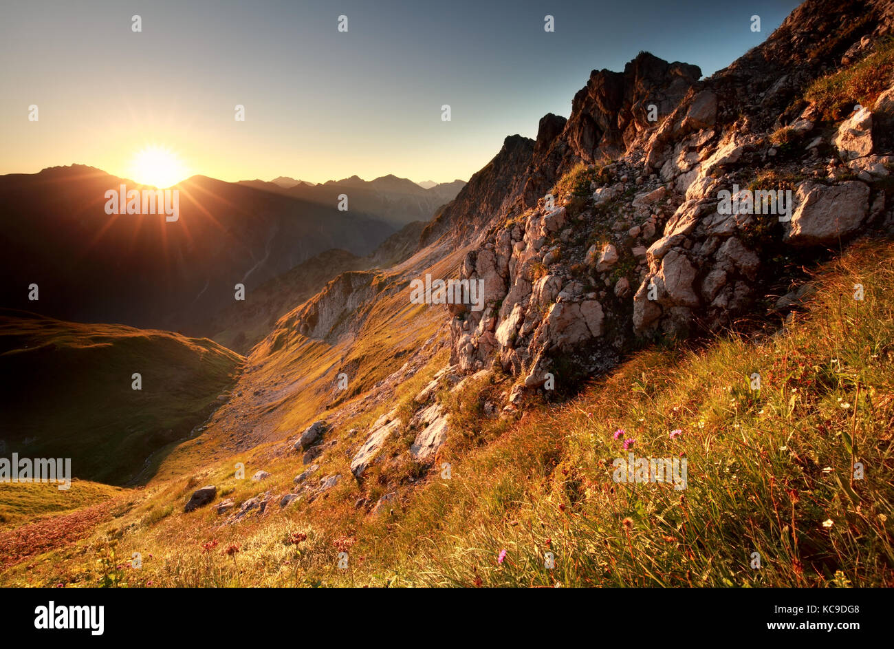 Lever du soleil d'or dans les montagnes en été Banque D'Images