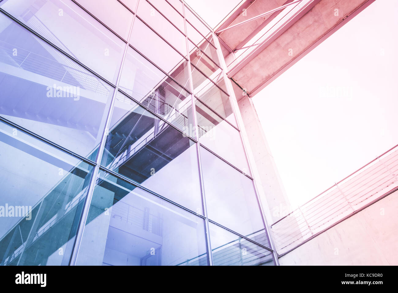 Une façade en verre moderne bureau - extérieur du bâtiment - architecture abstraite Banque D'Images