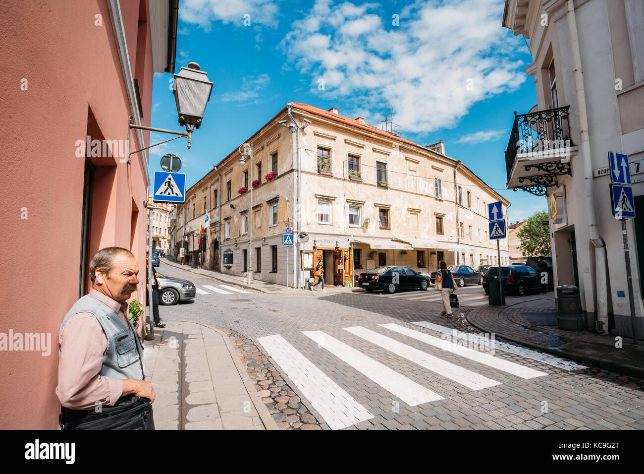 Vilnius, Lituanie - juillet 5, 2016 : l'homme debout sur des citoyens d'Uzupis rue uzupio situé dans la vieille ville de Vilnius. district de Vilniaus senamiestis. Banque D'Images