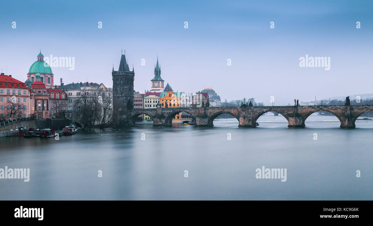 Le pont Charles et la rivière Vltava à Prague, République tchèque, destination de voyage Banque D'Images