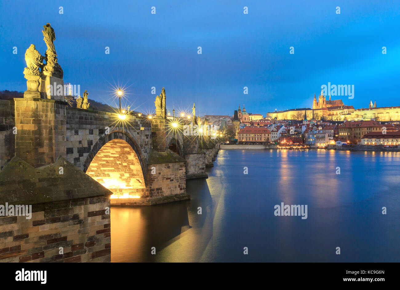 Le pont Charles et la rivière Vltava à Prague, République tchèque, destination de voyage Banque D'Images