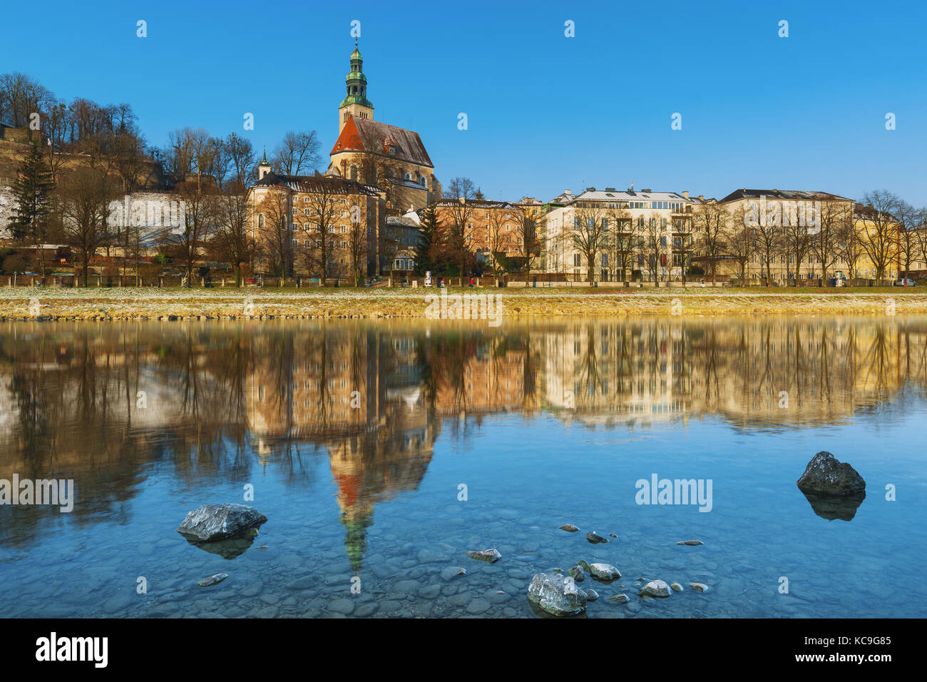 Vieille ville et du lac à Salzbourg Autriche avec ciel bleu, destination de voyage Banque D'Images