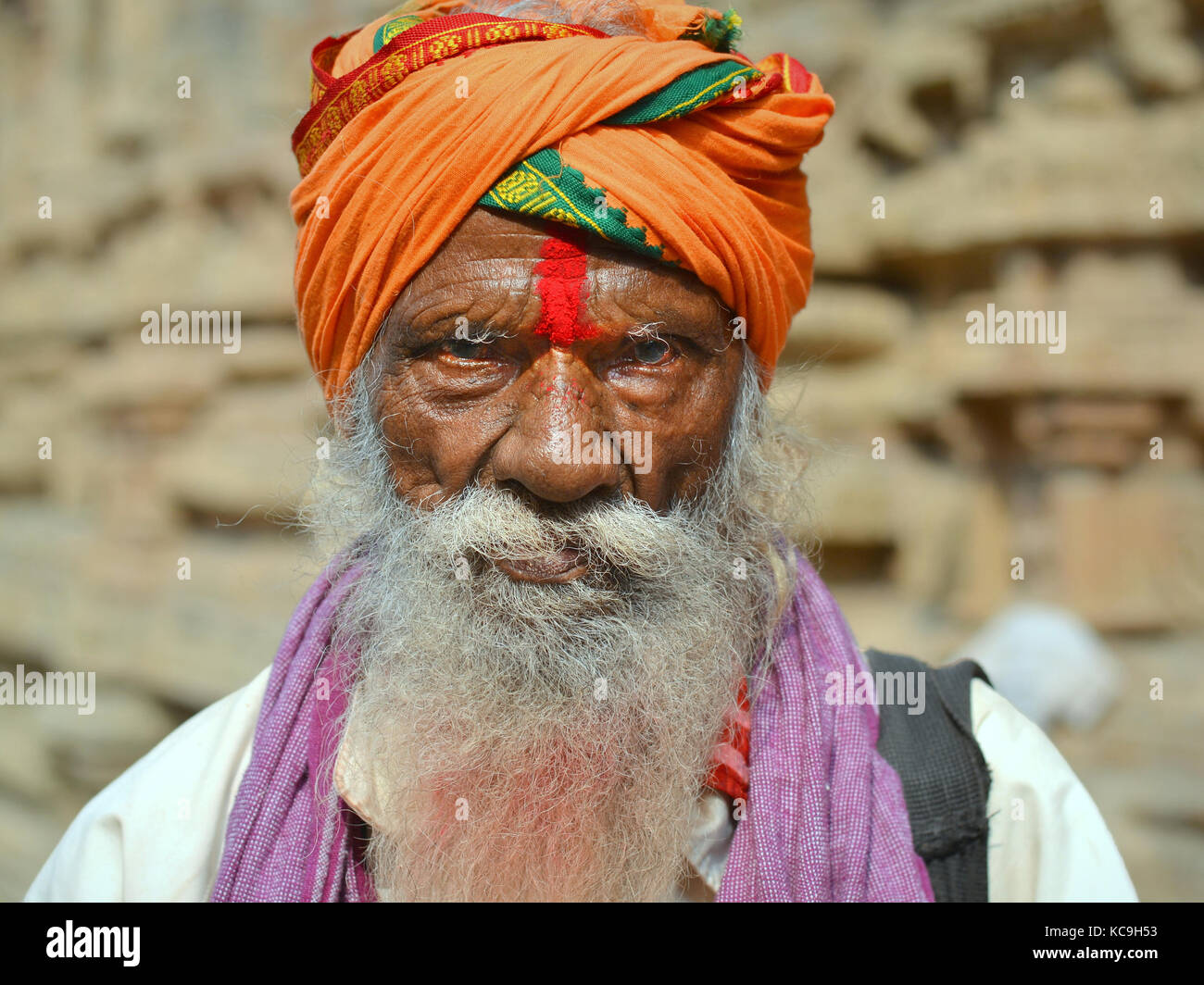 Très vieux saivite sadhu avec le turban orange et la marque rouge de tilaka sur son front Banque D'Images