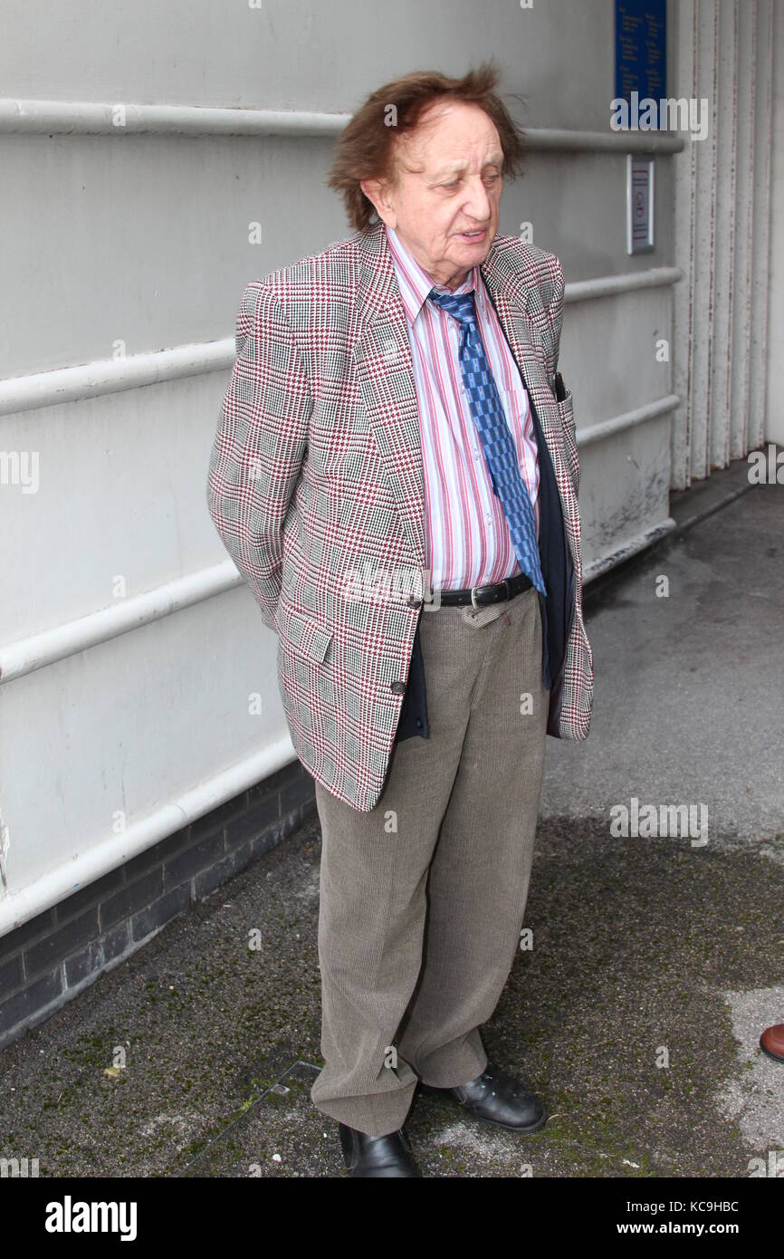 Ken Doddy arrivant au théâtre venue Cymru Wales Llandudno Banque D'Images