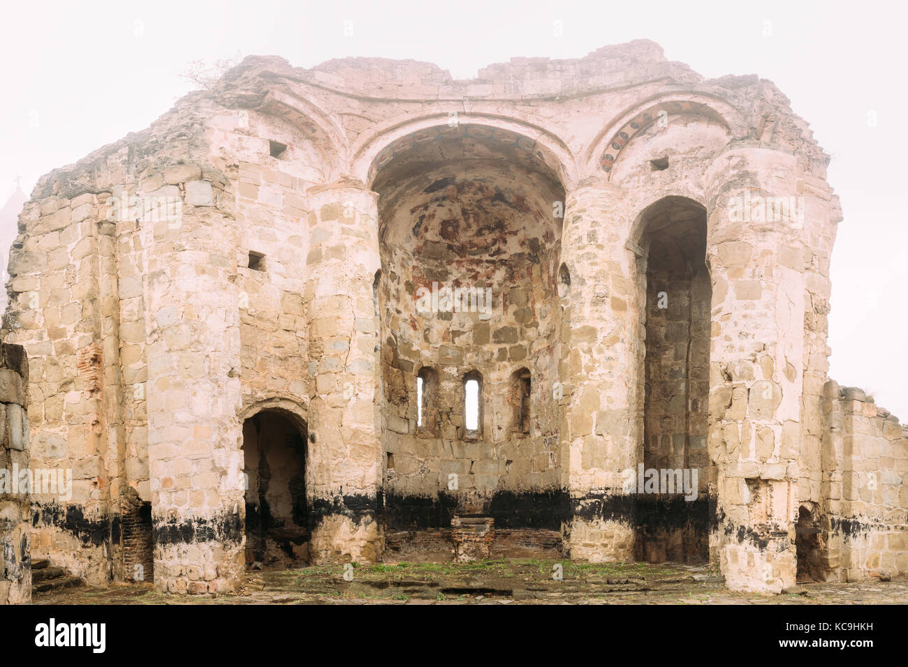 Ninotsminda village, région de Kakheti, Géorgie. ruines de l'ancienne église monastère de saint nino, près de ninotsminda. sagarejo monastère fut l'un des plus import Banque D'Images