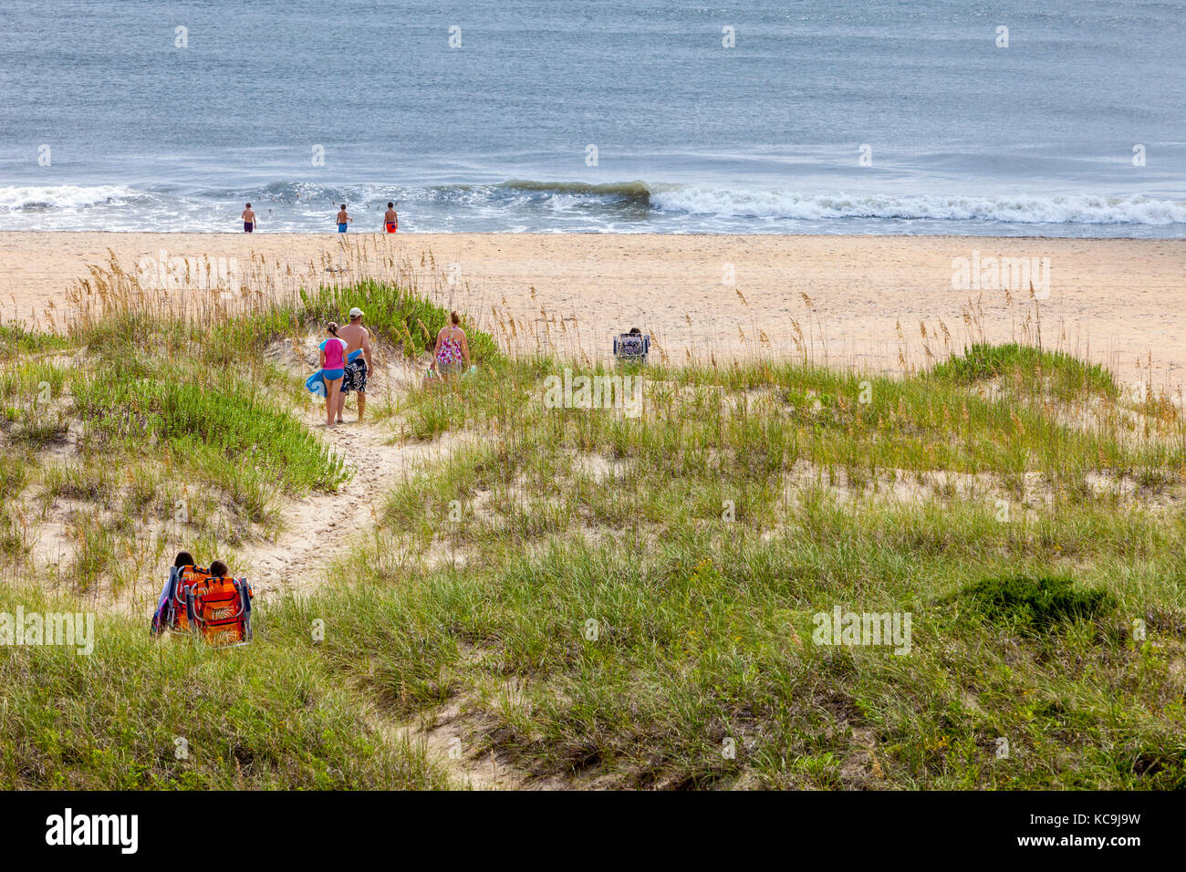 Avon, Outer Banks, Caroline du Nord, USA. Une famille en train de faire son chemin sur les dunes de la plage. Banque D'Images