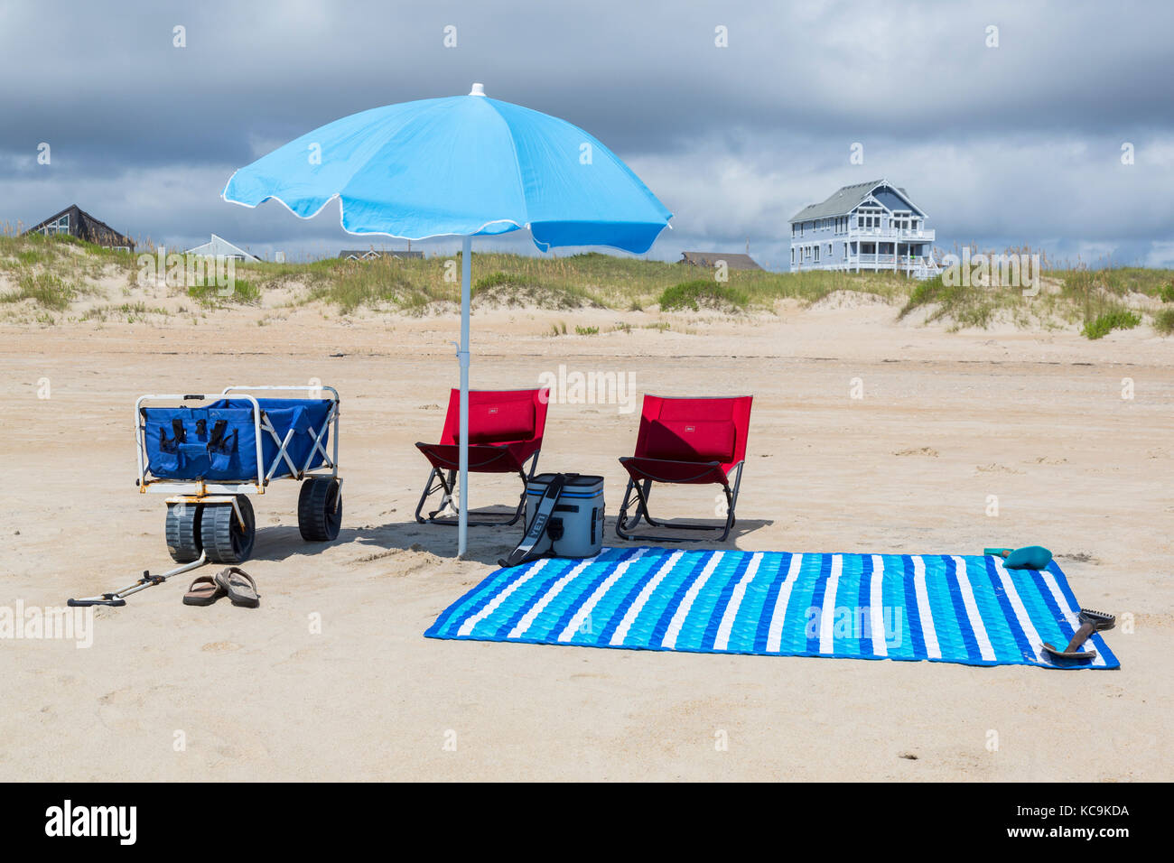 Avon, Outer Banks, Caroline du Nord, USA. Parasol et chaises. Banque D'Images