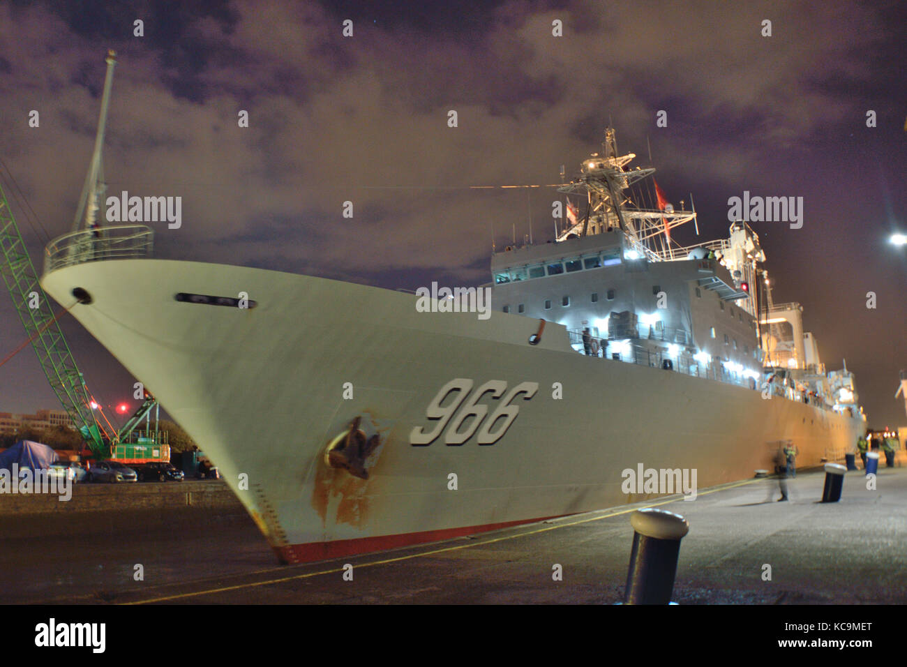 Navire de ravitaillement de la Marine chinoise AOR 966 Gaoyouhu PLAN arrive dans le King George V Lock in London's Royal Docks au début d'un appel de port Banque D'Images
