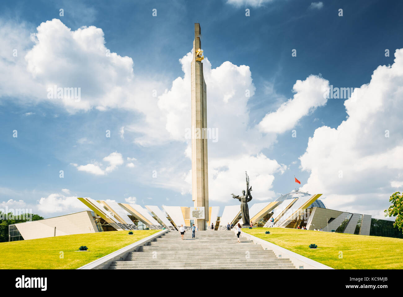 Minsk, Belarus - 2 juin 2015 : monument près du bâtiment du musée de Biélorussie la grande guerre patriotique à Minsk, Bélarus Banque D'Images