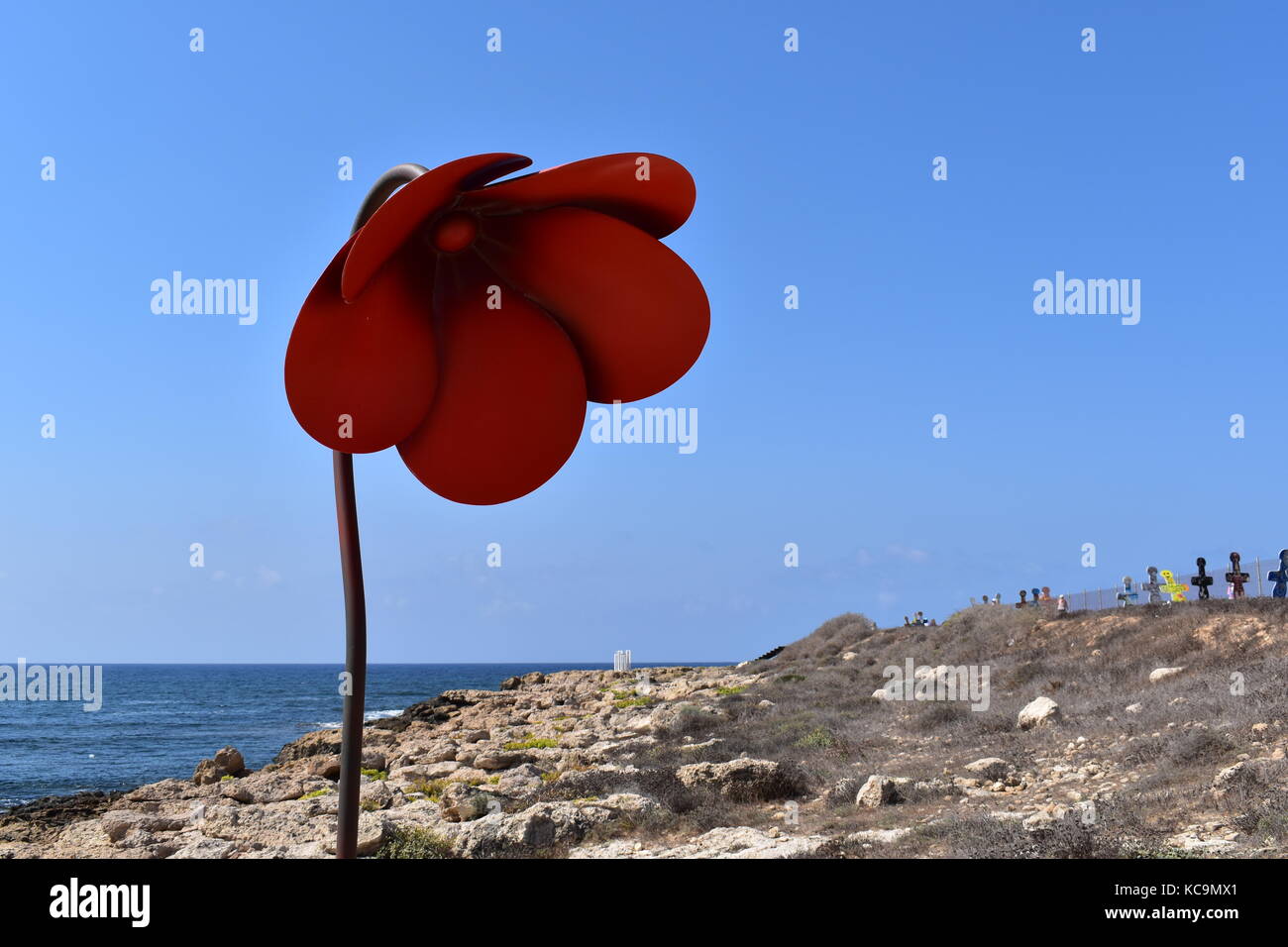 Sculpture intitulée red poppy par artiste chypriote andreas paraskevas sur front de Paphos, dans le cadre de la pafos2017 capitale européenne de la culture. Banque D'Images