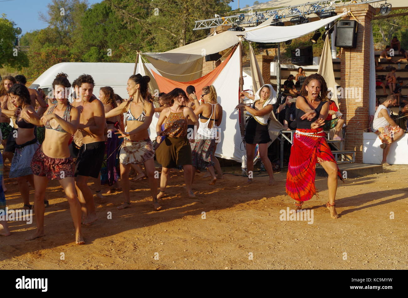 Personnes assistant à un atelier de danse africaine au Festival de didgeridoo FATT 2017 à Lagoa. Algarve, Portugal Banque D'Images