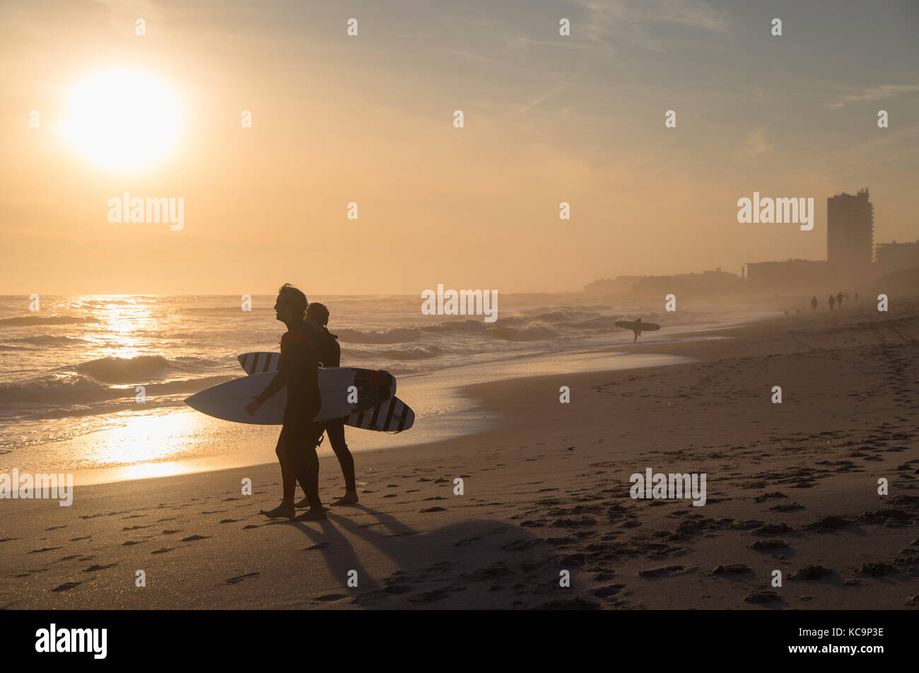 Surfers sur bloubergstrand au coucher du soleil, Cape Town, Western Cape, Afrique du Sud Banque D'Images