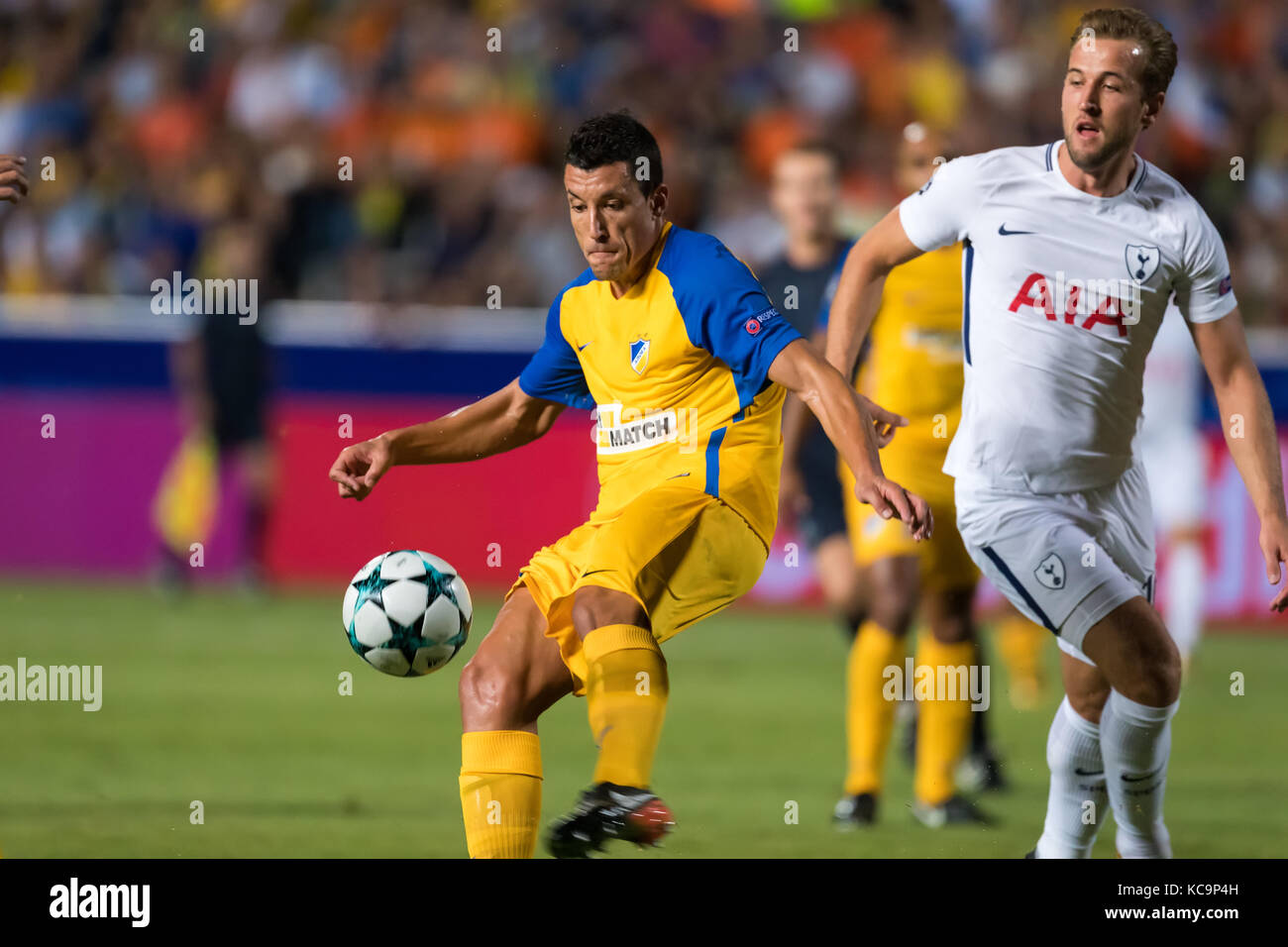 Nicosie, Chypre - Semptember 26, 2017 : Le joueur de Tottenham Harry Kane (R) et de l'APOEL NICOSIE Jésus Rueda (L) en action lors de la Ligue des Champions match Banque D'Images