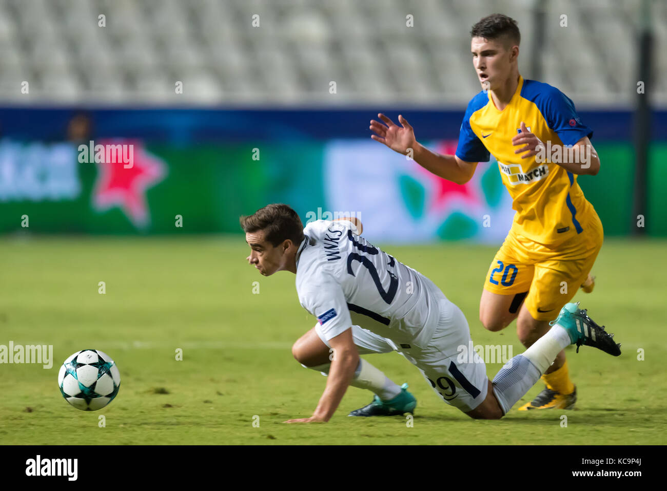 Nicosie, Chypre - Semptember 26, 2017 : Le joueur de Tottenham Harry Winks (L) et de l'APOEL NICOSIE Sallai Roland (R) en action lors de la Ligue des Champions, g Banque D'Images