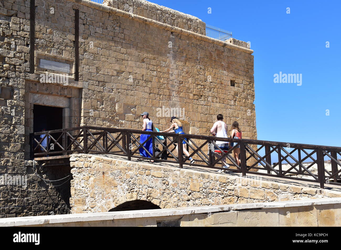 Paphos Pafos (médiévale) château domine le port de la ville sur l'île méditerranéenne de Chypre. Banque D'Images