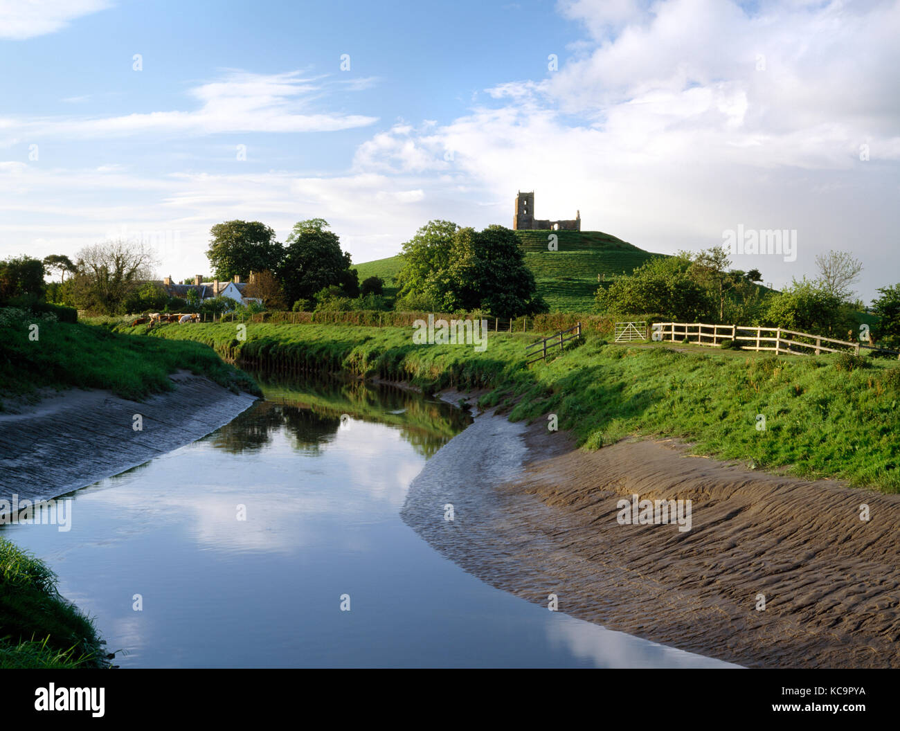 Burrow Mump, Somerset, Angleterre. Vue vers le nord le long de la rivière Parrett au monticule surmonté par les ruines médiévales de St Michael's Church. Banque D'Images