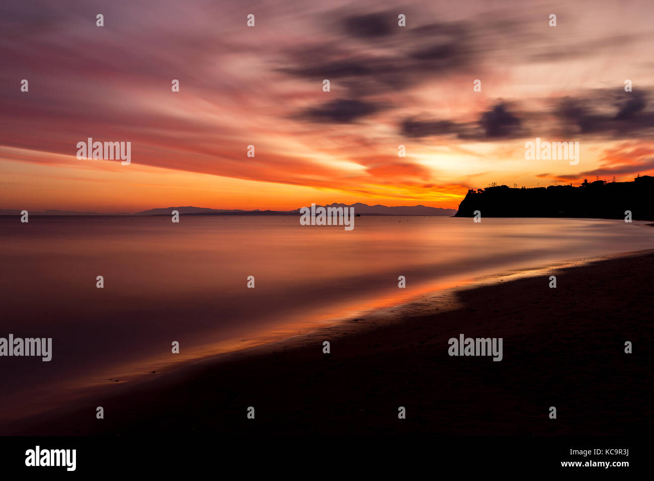 Beau lever de soleil au bord de la mer Banque D'Images