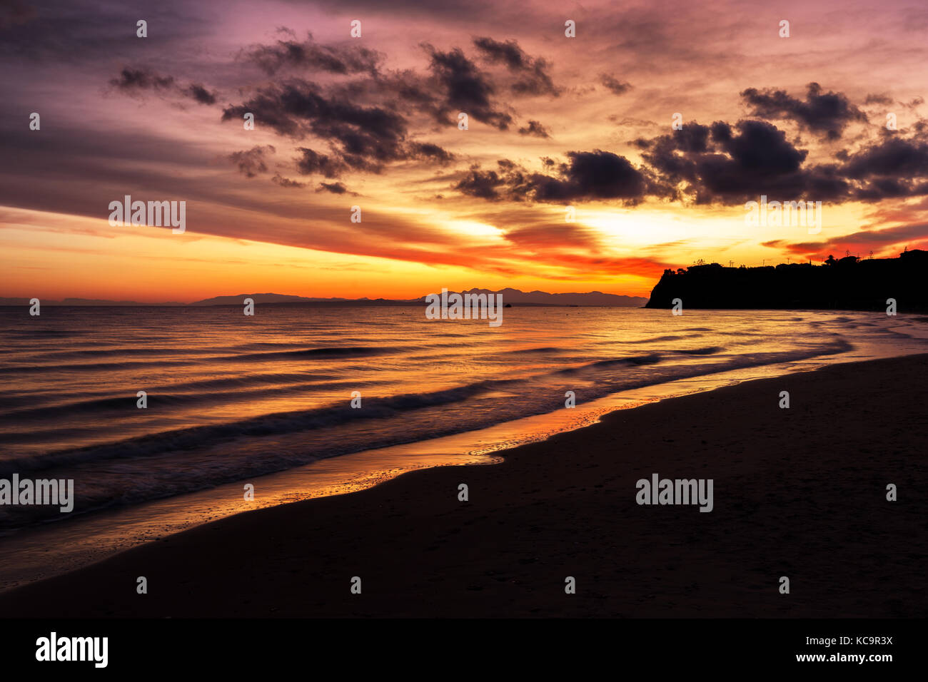 Le ciel en feu au lever du soleil sur une île magnifique Banque D'Images