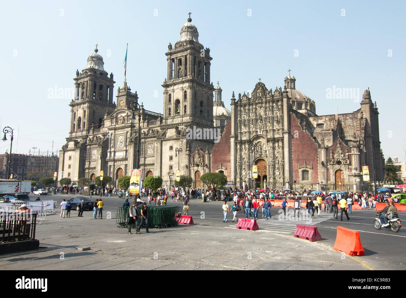 Mexico, Mexique - 2017: Cathédrale métropolitaine, avec le Métropolitain Tabernacle à droite. Banque D'Images