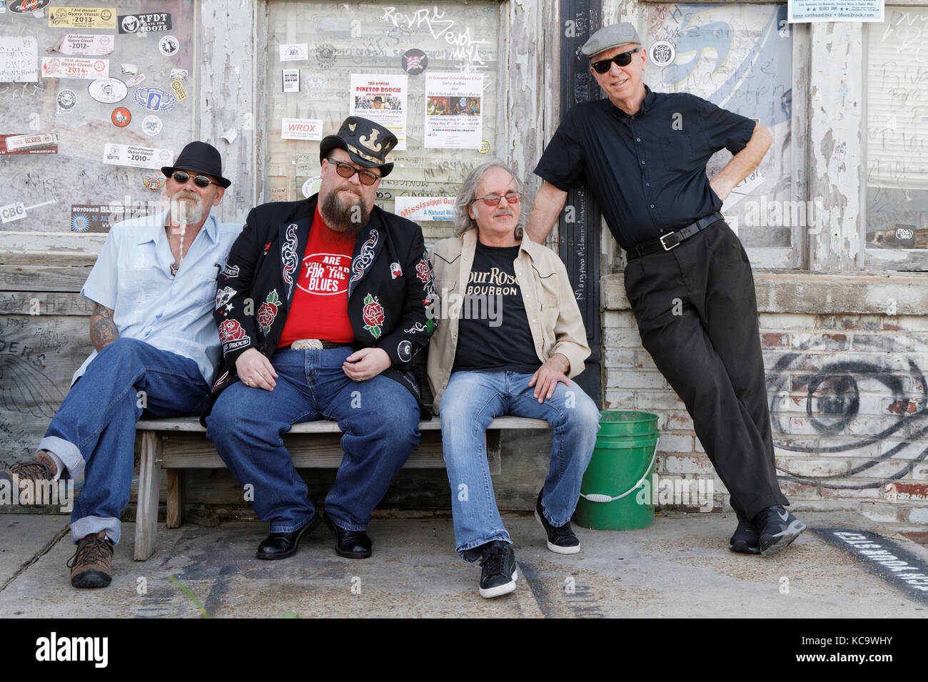 CLARKSDALE (MISSISSIPPI), le 9 mai 2015 : les musiciens du Johnny Riley Band posent pour des photographies à l'extérieur du Ground Zero Blues Club à Clarksdale. Banque D'Images