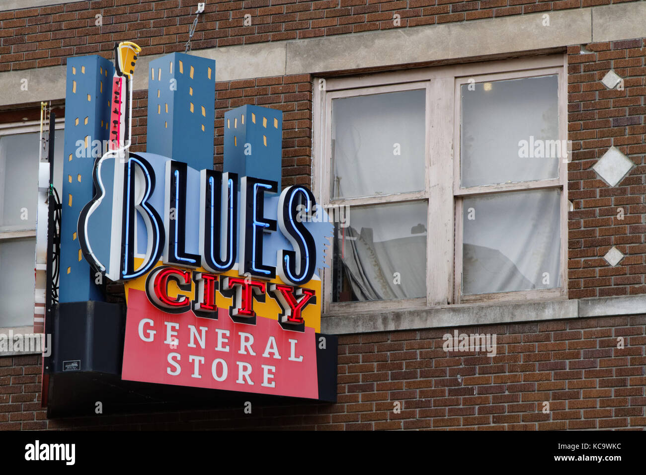 MEMPHIS, Tennessee, le 11 mai 2015 : Ville de néons sur Beale Street. Blues clubs et restaurants qui bordent la rue Beale sont des attractions touristiques Banque D'Images
