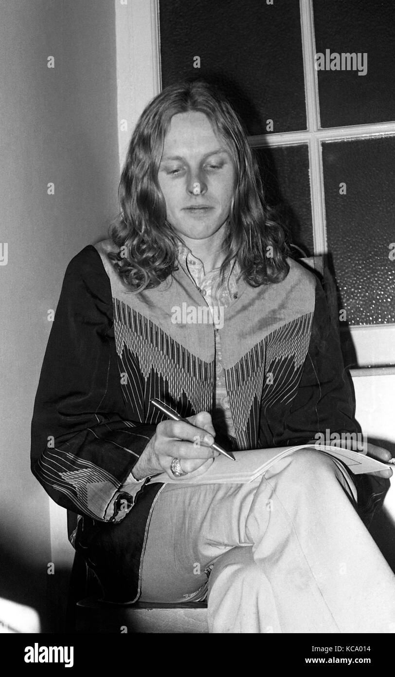 L'Incredible String Band : membre fondateur Robin Williamson backstage avec son groupe folk psychédélique à la Colston Hall, Bristol, le 1er mars 1969. Banque D'Images